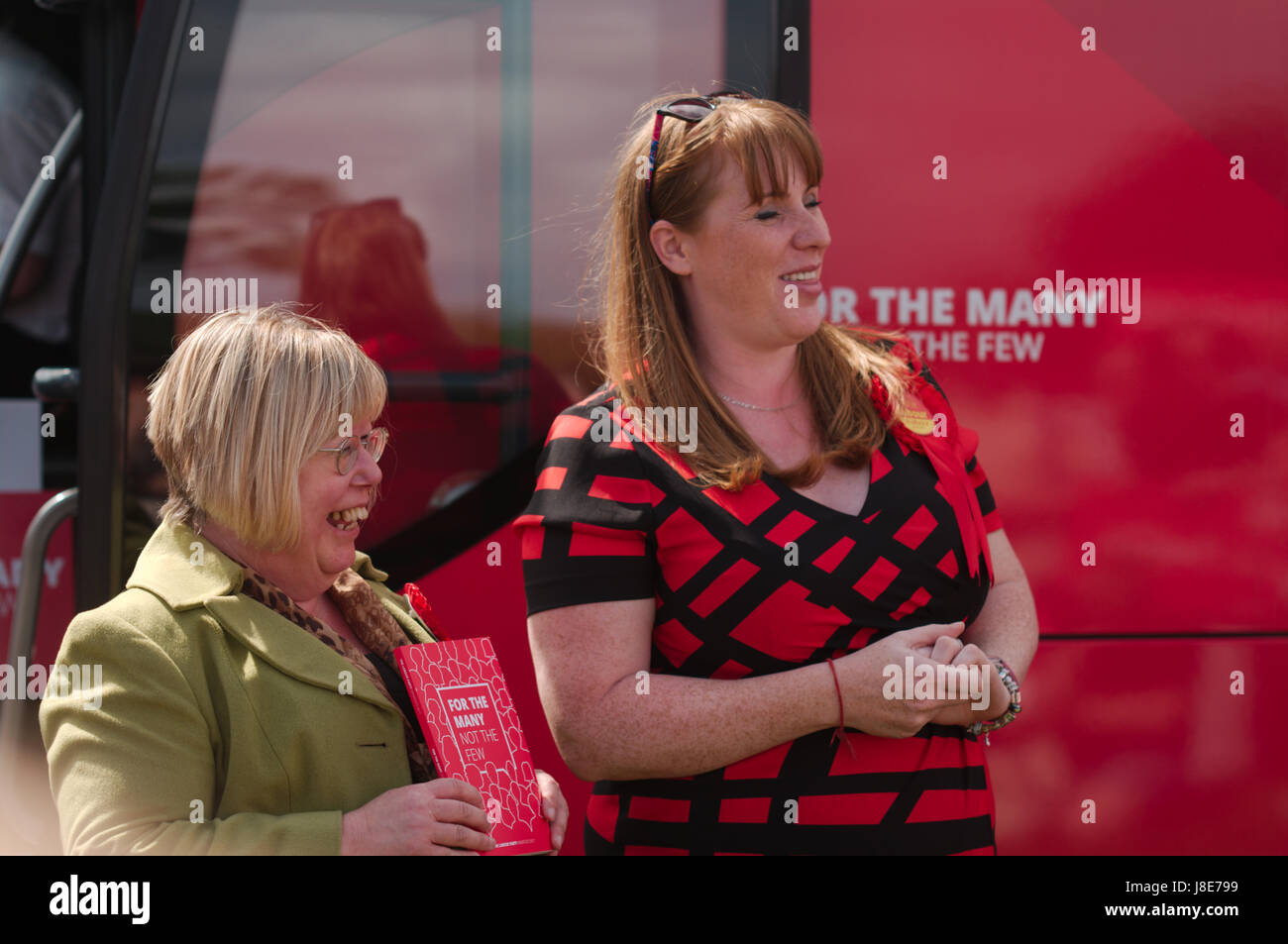 Ryton, Regno Unito. 28 Maggio, 2017. Liz Twist, manodopera candidato per Blaydon tenendo una copia del Manifesto che è stato presentato a lei da Angela Rayneri, Shadow il Segretario di Stato per l'istruzione. Credito: Colin Edwards/Alamy Live News Foto Stock