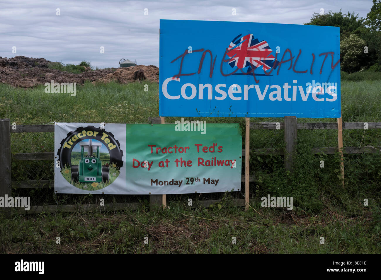 Wincanton, Somerset, Regno Unito. 28 Maggio, 2017. Rovinato Tory cartellone elettorale sul lato della strada. Credito: Paul Chambers/Alamy Live News Foto Stock