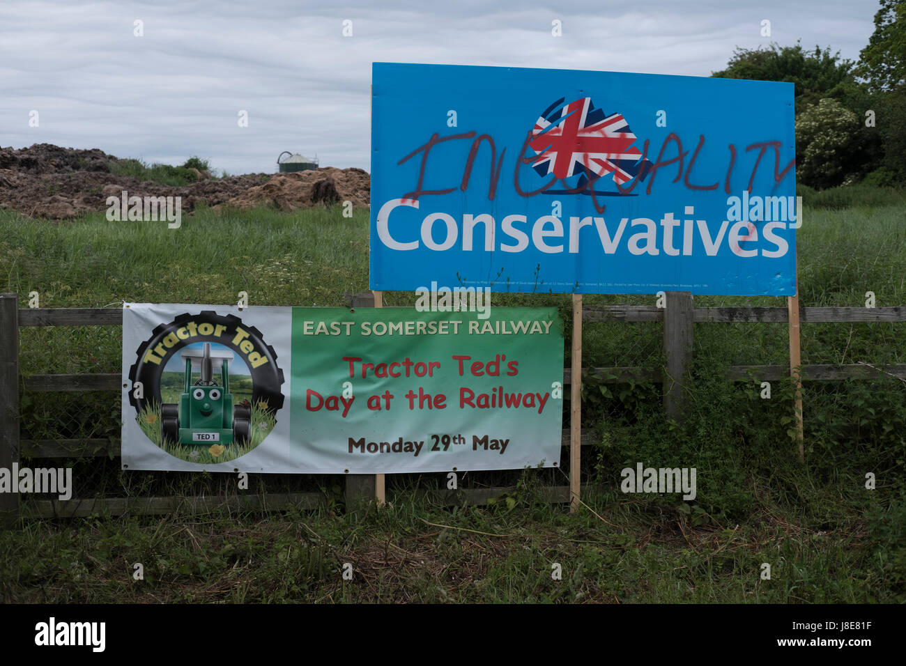 Wincanton, Somerset, Regno Unito. 28 Maggio, 2017. Rovinato Tory cartellone elettorale sul lato della strada. Credito: Paul Chambers/Alamy Live News Foto Stock