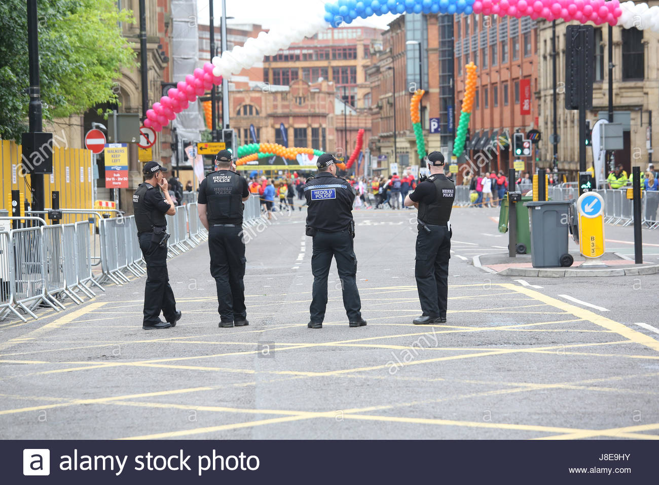 Manchester, Regno Unito. 28 Maggio, 2017. Manchester poliziotti sul dovere durante la maratona della città di oggi. Ci sono state rafforzate le misure di sicurezza in tutta la città di questa settimana nella scia del manchester il bombardamento di credito: reallifephotos/Alamy Live News Foto Stock