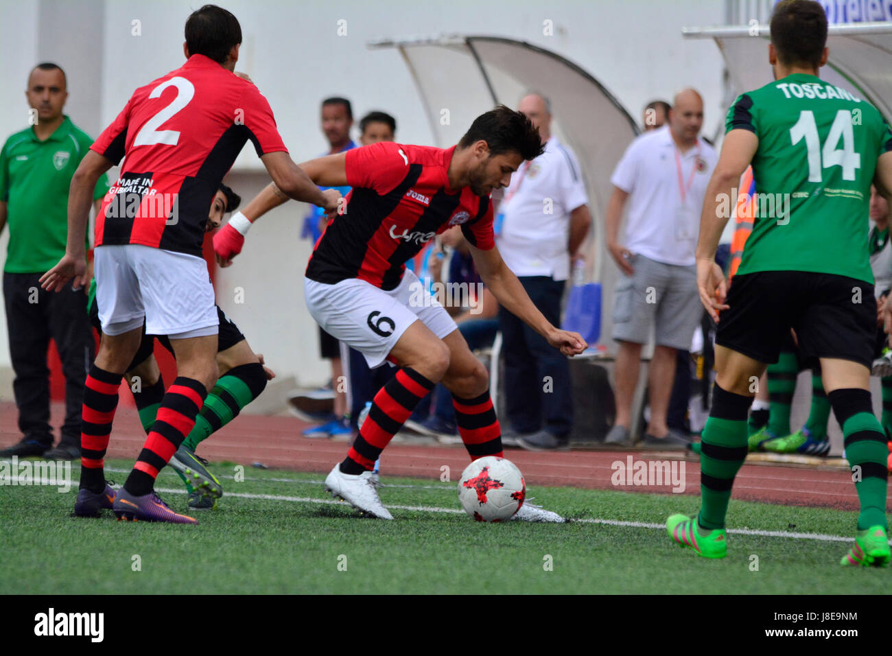 Gibralter. 28 Maggio, 2017. Europa Fc rivendicato un intero sweep di trofei con loro 3-0 vincere contro Lincoln Pim rosso nella roccia della Gibtelecom Cup finale questa domenica 28 maggio 2017. Europa 1-0 è andato avanti dopo Lincoln scese a dieci uomini presto nel primo semestre. Due obiettivi più nella seconda metà fissato la loro vittoria come Lincoln è andato a vedere due ulteriori giocatori send off prima della fine del match. Credito: Stephen Ignacio/Alamy Live News Foto Stock