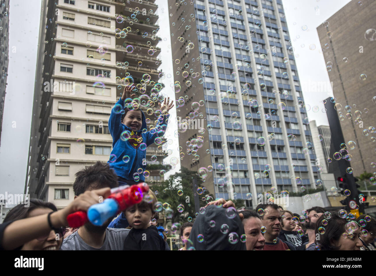 28 maggio 2017 - SÃ¢O Paulo, SÃ£o paulo, Brasile - Sao Paulo SP, SP 05/28/2017 GLOBAL BOLLA PARADE SÃƒO PAULO: la bolla globale Parade SÃ£o Paulo accade di Domenica (28) a Avenida Paulista. La manifestazione si svolge in più di 50 paesi e 100 città in tutto il mondo e si terrà per la prima volta in SÃ£o Paulo. Bolla di livello globale Wall è una pace mondiale bolla di sapone rally, creato da 100 giorni felici - Fondazione internazionale di una fondazione senza scopo di lucro la cui missione è di aumentare la consapevolezza delle persone circa la felicità e il benessere della popolazione. Credito: Cris Faga/ZUMA filo/Alamy Live News Foto Stock