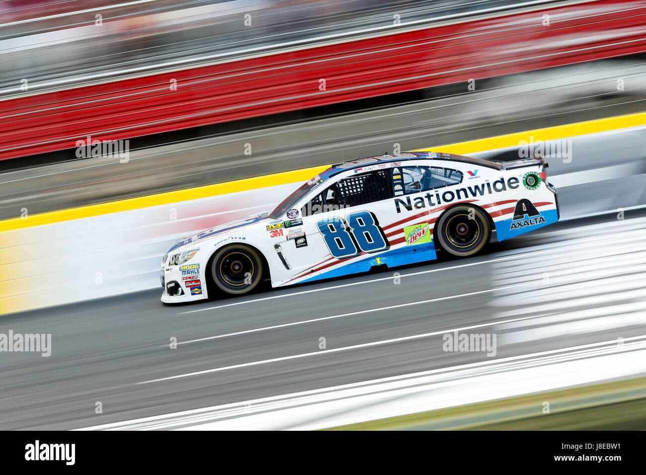 Charlotte, NC, Stati Uniti d'America. 28 Maggio, 2017. Monster Energy Cup NASCAR driver della serie Dale Earnhardt Jr (88) sulla pista durante la coca-cola 600 a Charlotte Motor Speedway di Charlotte, NC. (Scott Kinser/Cal Sport Media) Credito: csm/Alamy Live News Foto Stock