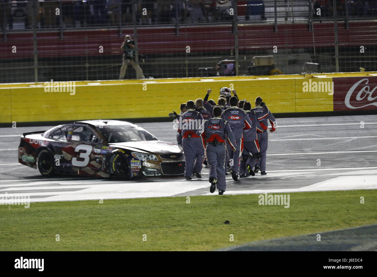 Concord, NC, Stati Uniti d'America. 28 Maggio, 2017. 28 maggio 2017 - Concord, NC, Stati Uniti d'America: Austin Dillon (3) celebra dopo prendendo la bandiera a scacchi e conquistando la coca-cola 600 a Charlotte Motor Speedway in concordia, NC. Credito: Justin R. Noe Asp Inc/ASP/ZUMA filo/Alamy Live News Foto Stock