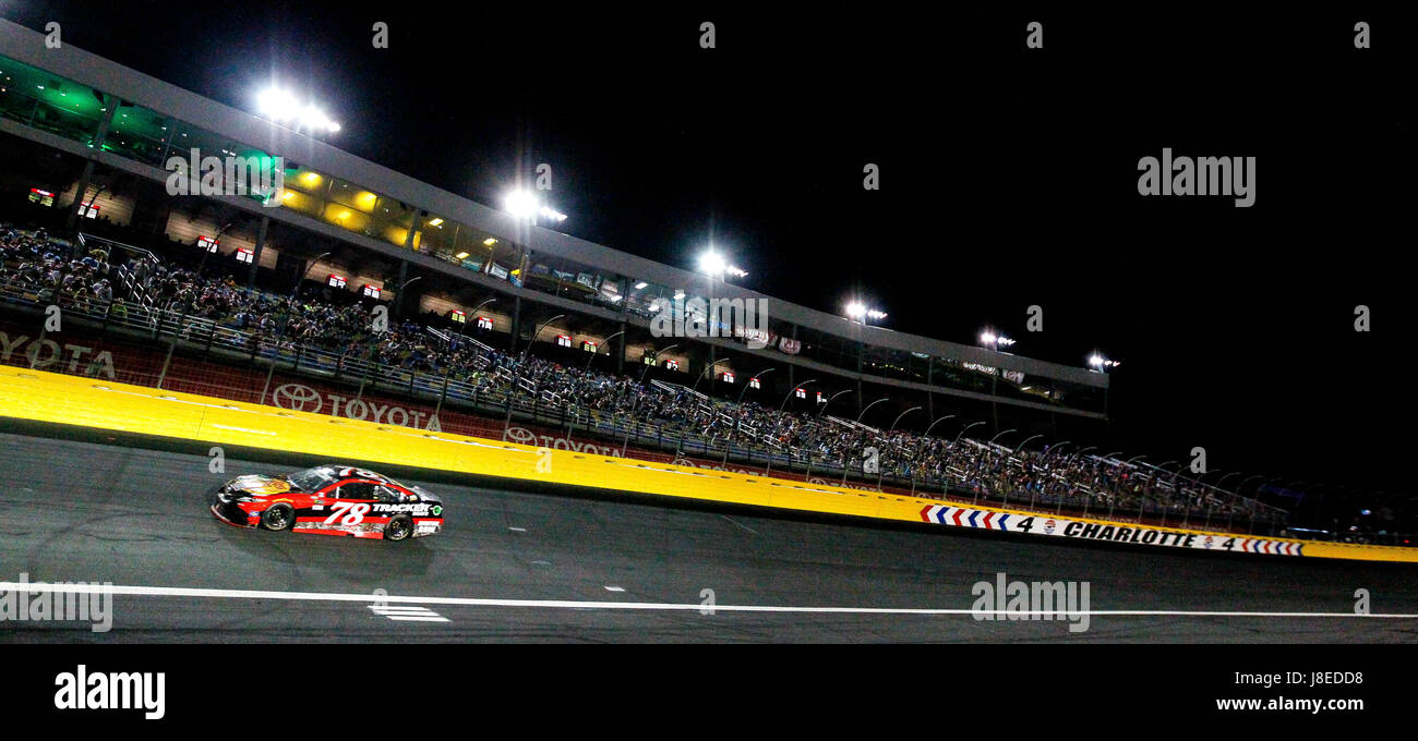 Charlotte, NC, Stati Uniti d'America. 29 Maggio, 2017. Monster Energy Cup NASCAR driver della serie Martin Truex Jr (78) lascia a tutti uno dietro come egli lascia girare a quattro alla Coca-cola 600 a Charlotte Motor Speedway di Charlotte, NC. (Scott Kinser/Cal Sport Media) Credito: csm/Alamy Live News Foto Stock