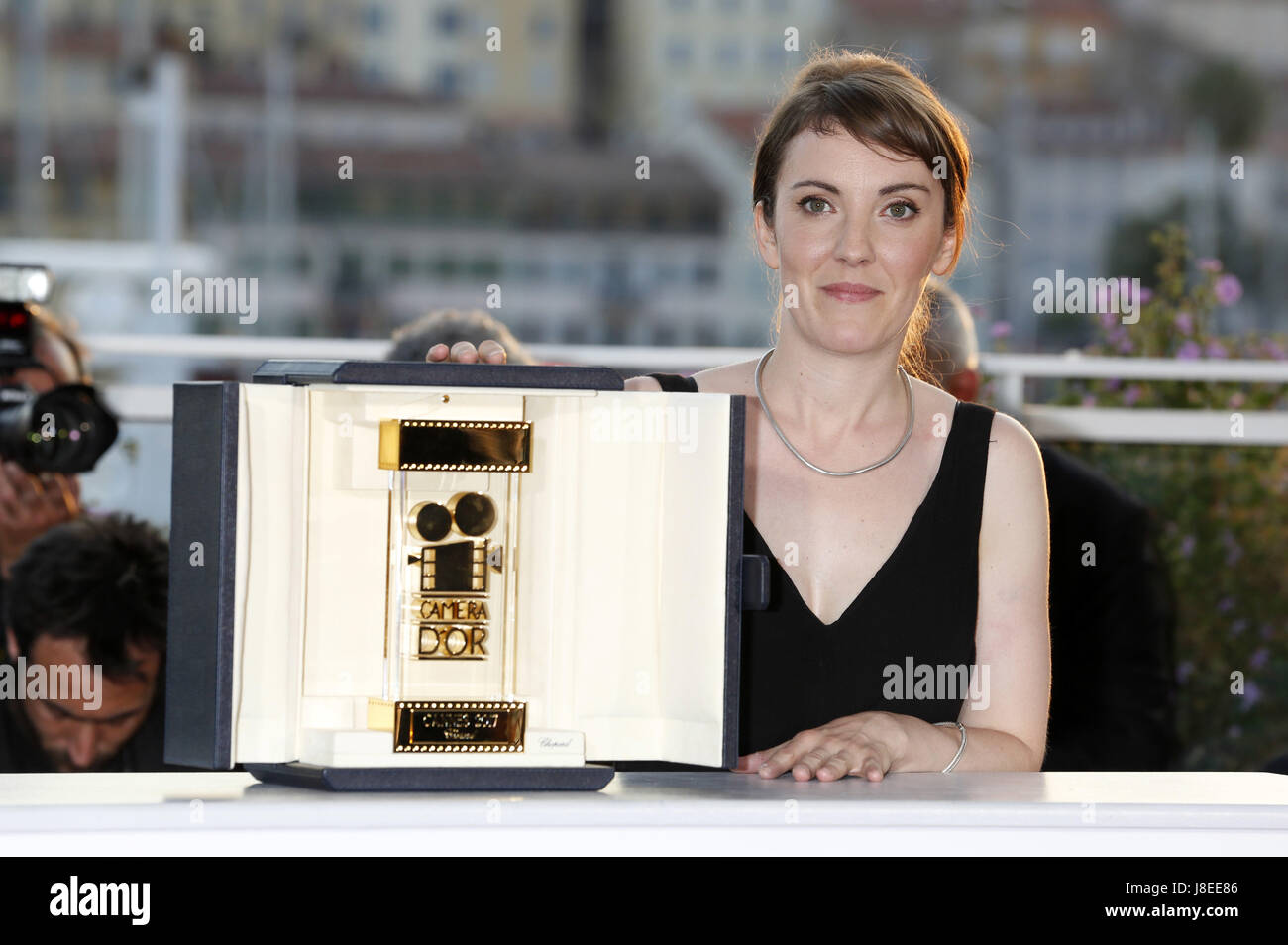 Cannes, Frankreich. 28 Maggio, 2017. Direttore Leonor Serraille vincitore della fotocamera d'o per il miglior primo film per "Jeune femme' (Montparnasse-Bienvenüe) al vincitore del premio photocall durante il settantesimo Cannes Film Festival presso il Palais des Festivals il 28 maggio 2017 a Cannes, Francia | Verwendung weltweit/picture alliance Credit: dpa/Alamy Live News Foto Stock