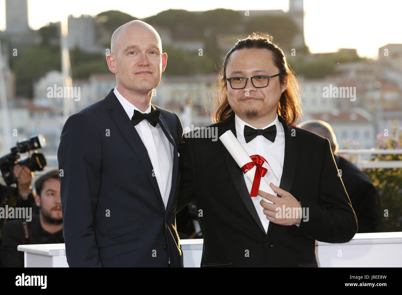 Cannes, Frankreich. 28 Maggio, 2017. Teppo Airaksinen vincitore della menzione speciale per il suo cortometraggio "Il soffitto' (Katto) e Qiu Yang vincitore del premio per il miglior corto per 'una dolce notte' (Xiao Cheng Er Yue) al vincitore del premio photocall durante il settantesimo Cannes Film Festival presso il Palais des Festivals il 28 maggio 2017 a Cannes, Francia | Verwendung weltweit/picture alliance Credit: dpa/Alamy Live News Foto Stock