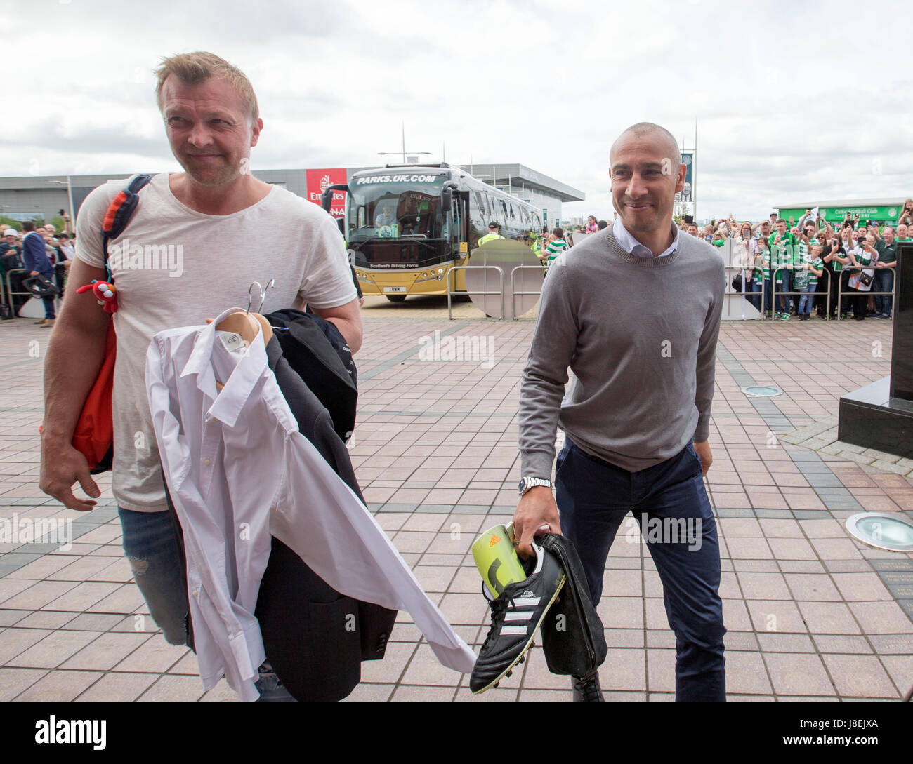 magnus hedman e henrik larsson destra arrivano per la carita corrisponde al celtic park di glasgow j8ejxa magnus hedman e henrik larsson destra arrivano per la carita corrisponde al celtic park di glasgow j8ejxa