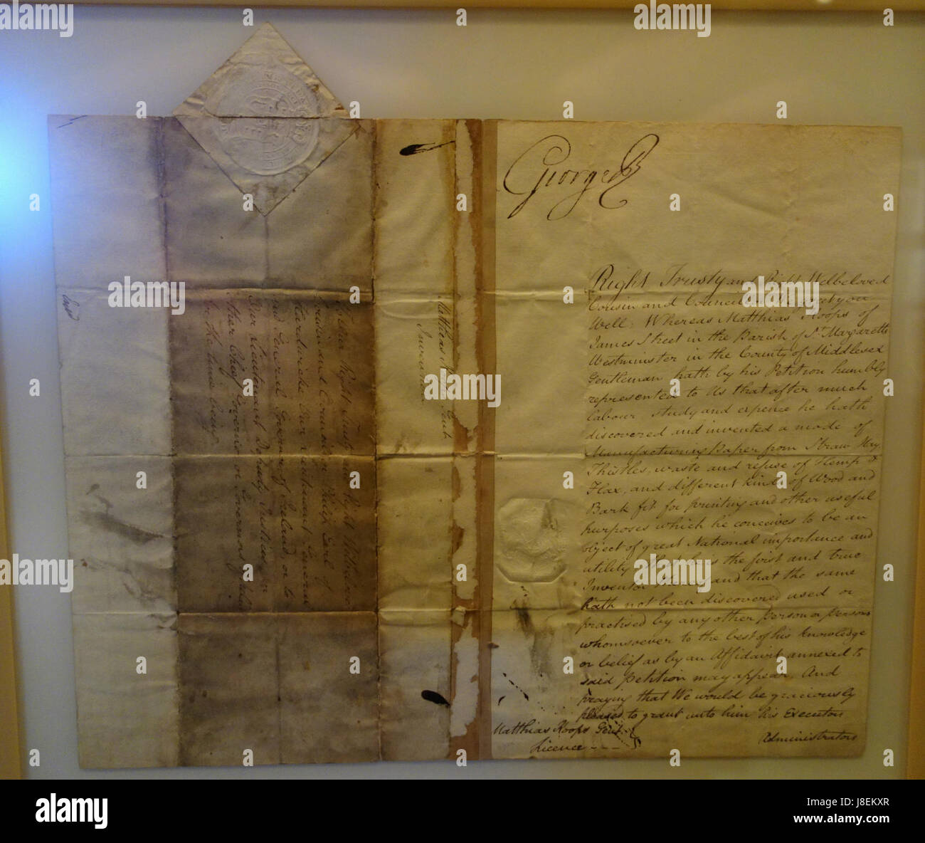Questo documento di Mathias Koops discute l'invenzione della carta fatta di legno, un'importante innovazione nella storia della fabbricazione della carta. Il documento è stato fondamentale nello sviluppo delle moderne tecniche di produzione della carta, contribuendo alla crescita dell'industria della carta. Foto Stock