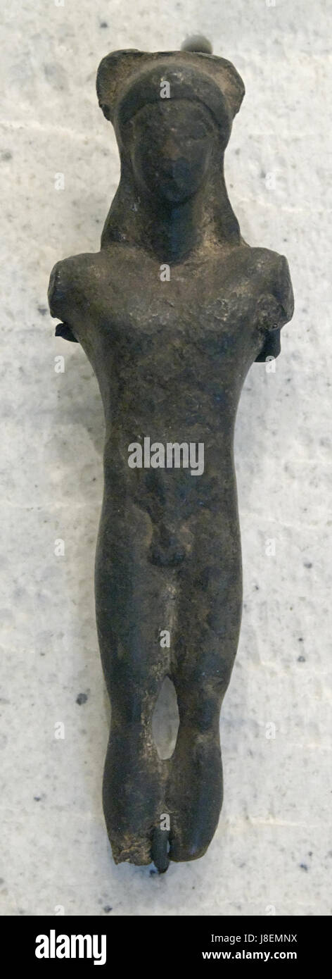 Una scultura a forma di piolo maschile, parte della collezione del Louvre, che probabilmente rappresenta una figura preistorica o antica. Foto Stock