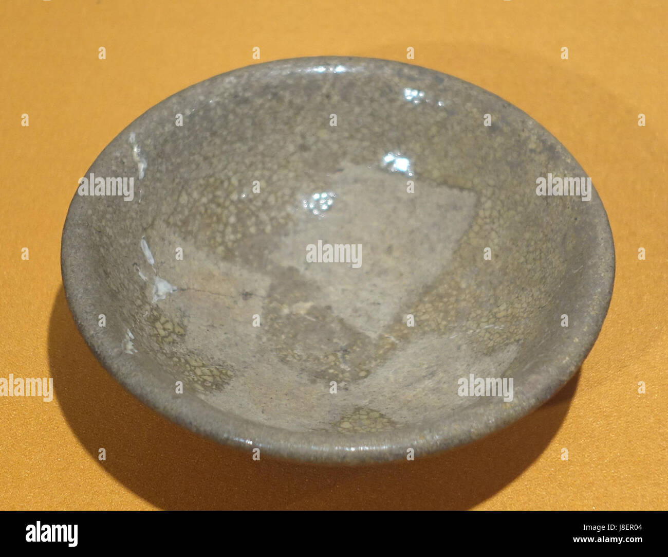 Questa ciotola con vetri verdi della dinastia Tang presenta un design con crack di ghiaccio. È stato trovato sull'isola di Lantau, Hong Kong, ed è ora parte della collezione del Museo di Hong Kong historyÂ. Foto Stock