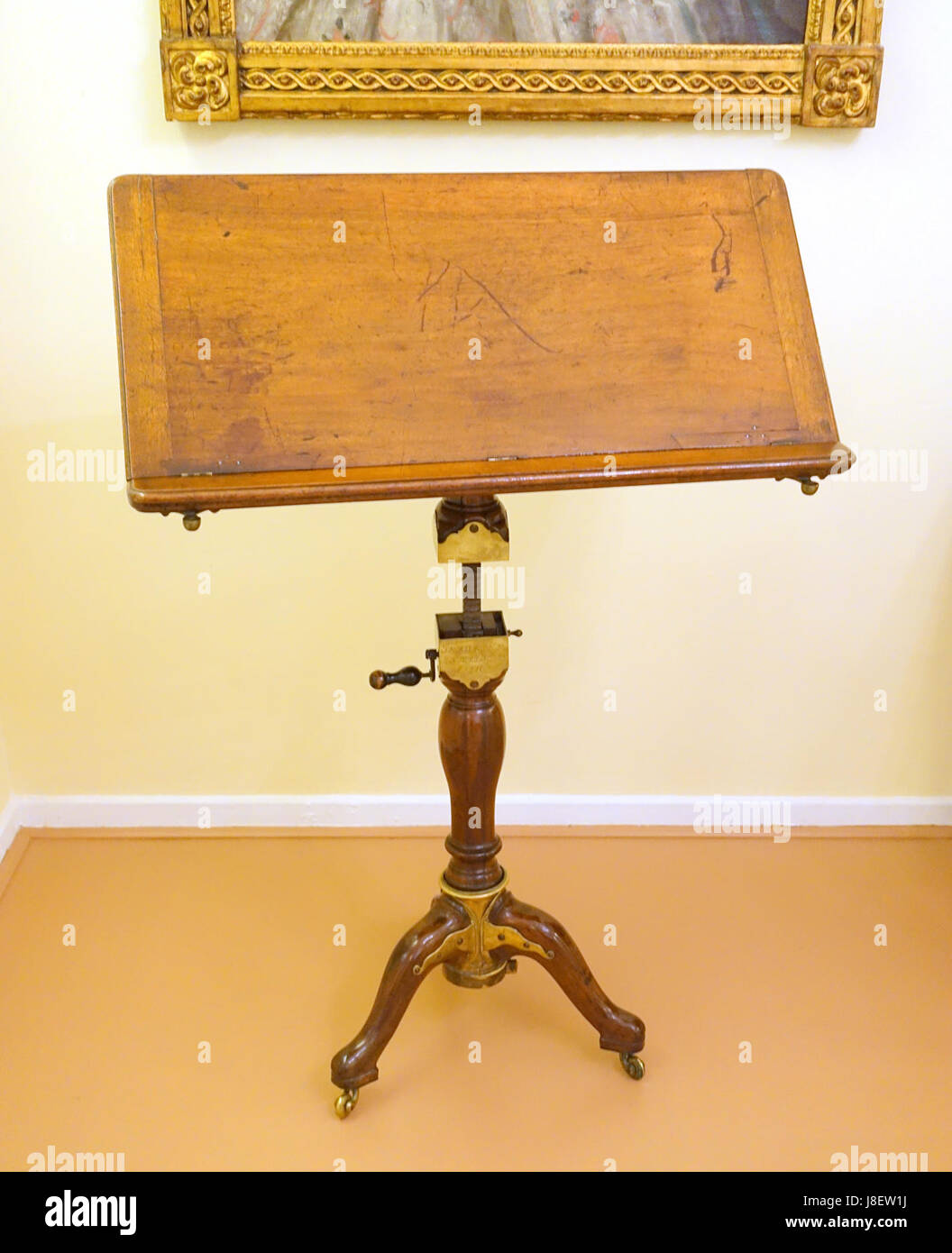 Questo leggio, creato da Graupner nel 1770, è realizzato in mogano, bronzo e ferro. È ospitato nel Museo Nacional de Artes Decorativas di Madrid, Spagna. Il leggio rappresenta l'artigianato europeo del XVIII secolo, mostrando una miscela di materiali e design decorato tipico del periodo. Foto Stock