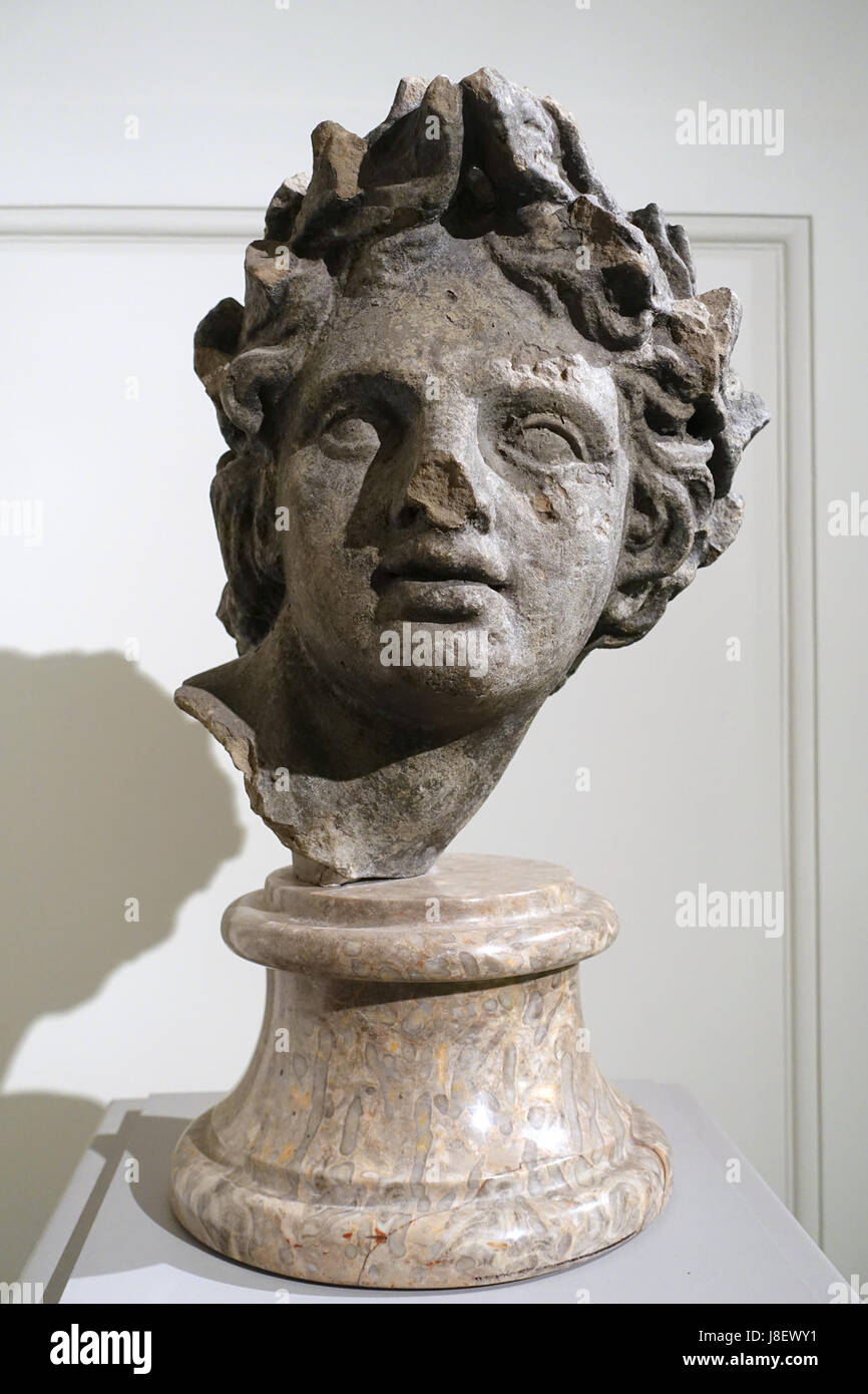 La scultura "testa di un giovane Dio" di Andreas Schluter, creata nel 1704, è realizzata in arenaria ed è ospitata al Bode Museum di Berlino. Ha origine dal Palais Wartenberg e rappresenta le tecniche artistiche classiche. Foto Stock