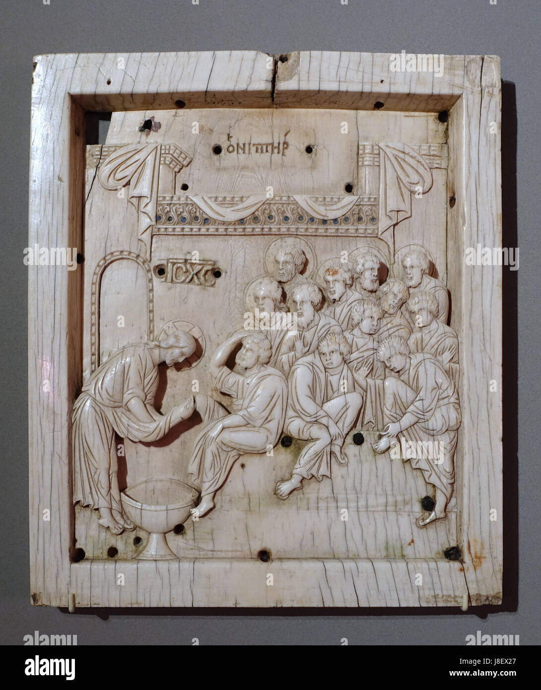Questa icona del X secolo raffigura la scena biblica di Cristo che lava i piedi dei suoi discepoli, simbolo di umiltà e servizio. Creato in avorio, è ospitato nel Bode Museum di Berlino, che riflette l'arte religiosa bizantina. Foto Stock
