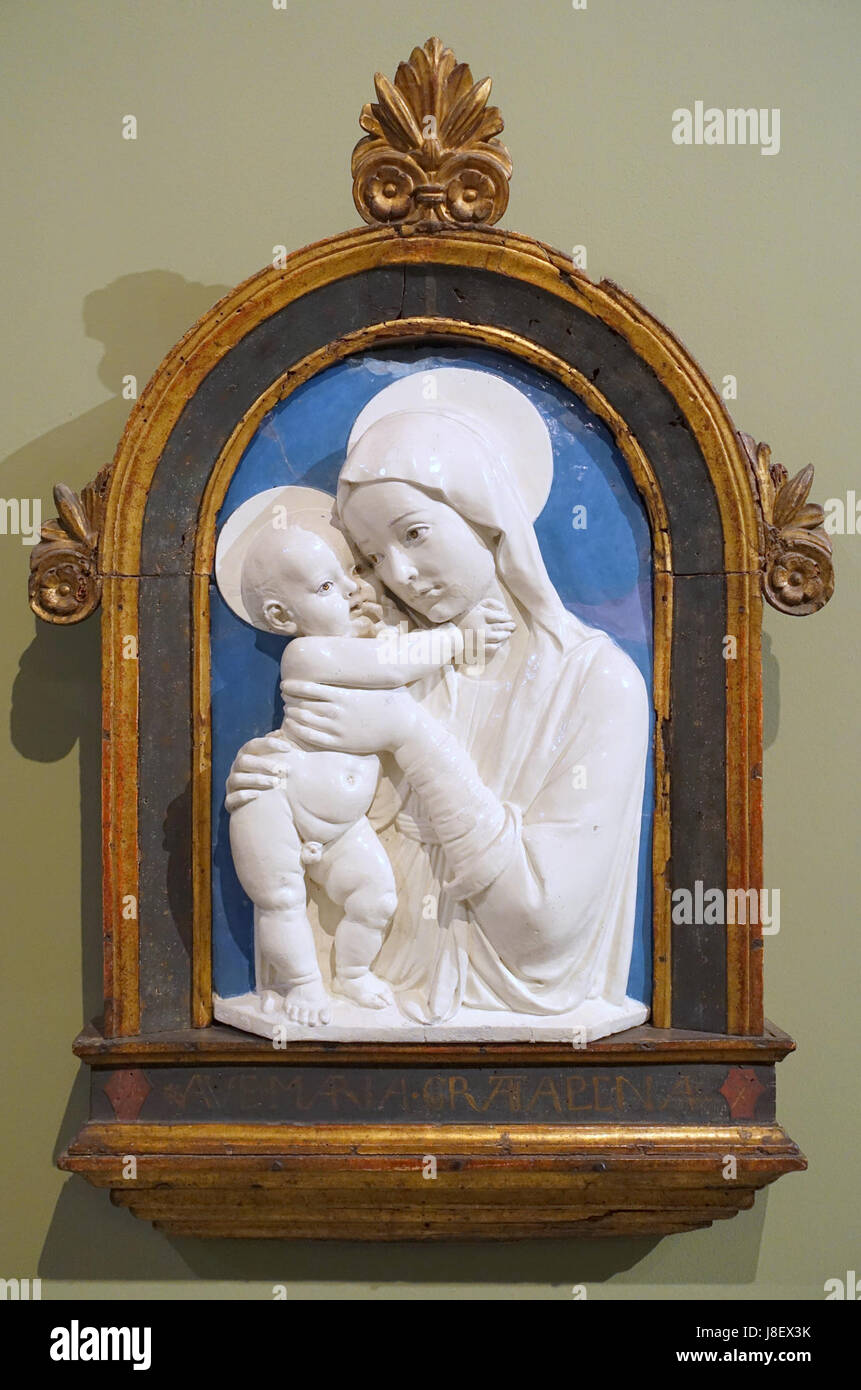 Questa scultura in argilla cotta smaltata di Andrea della Robbia, creata intorno al 1475, raffigura la Madonna con il bambino. L'opera, ospitata nel Museo Bode, rappresenta lo stile dell'arte rinascimentale, con la sua enfasi sui temi religiosi e l'intricata artigianato. Foto Stock