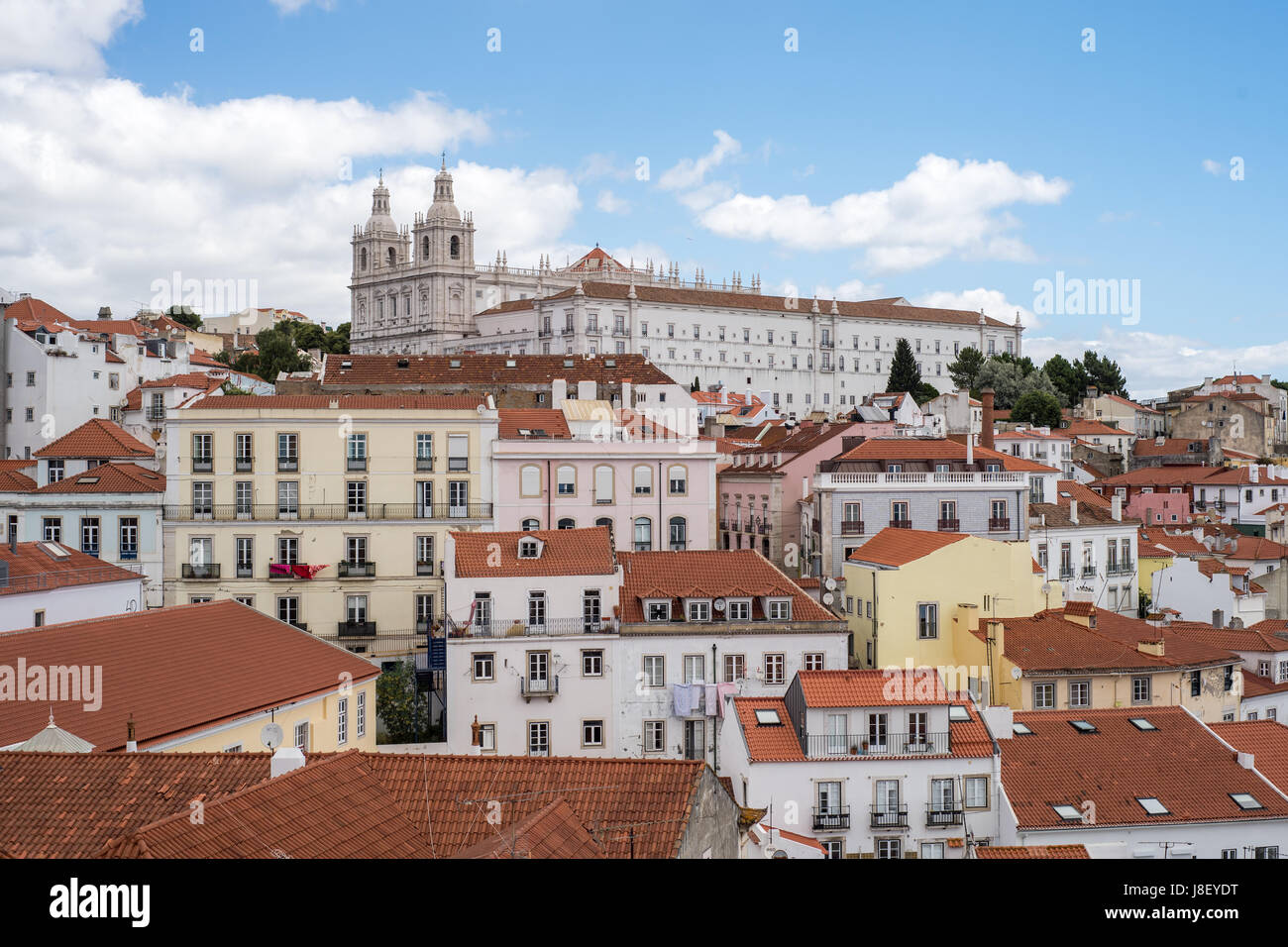 Vista aerea della città di Lisbona e sul fiume Tago con tetti rossi e i punti di riferimento Foto Stock