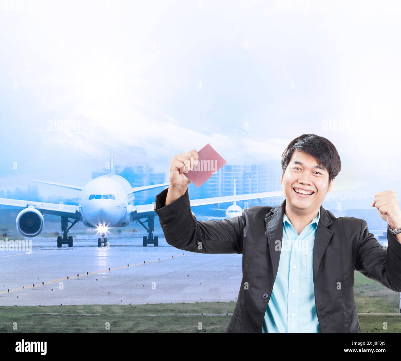 Giovane uomo di affari di visto e passaporto in mano era approvare con la faccia felice per il viaggio in aereo per destiantion Foto Stock