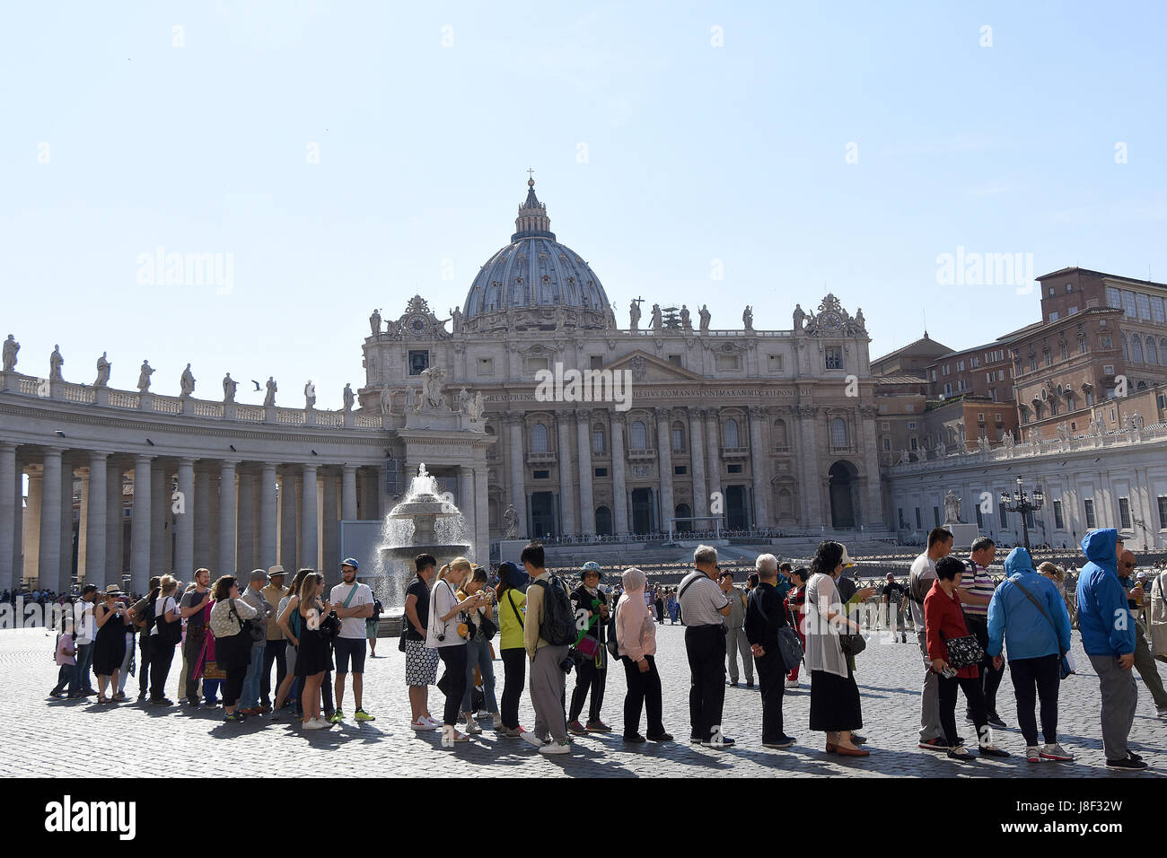 La gente in coda per entrare nella Basilica di San Pietro in Vaticano, Roma  Foto stock - Alamy