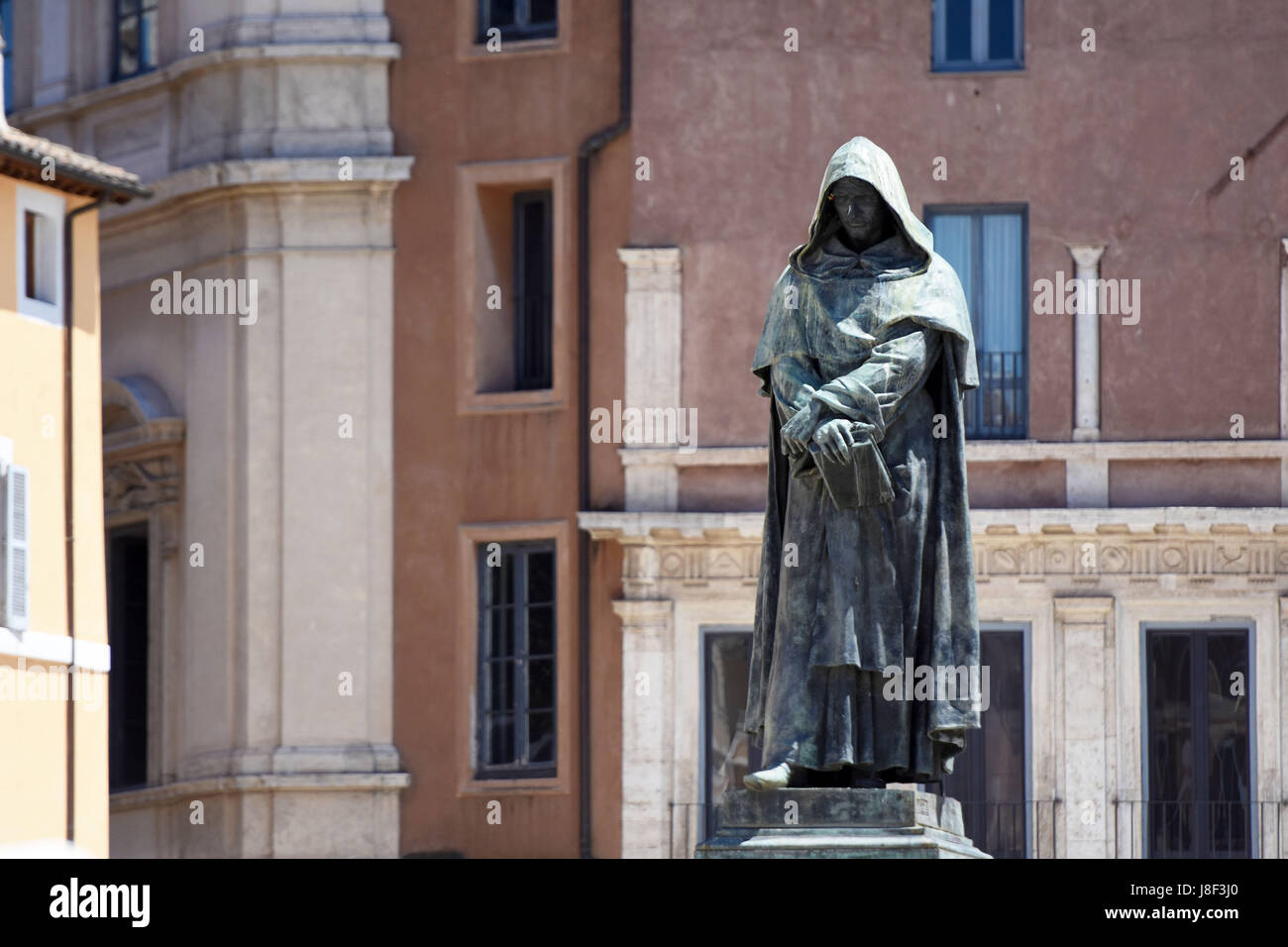 Una statua di Giordano Bruno di un monaco che fu bruciato sul rogo nel 1600, Roma, Italia. Foto Stock