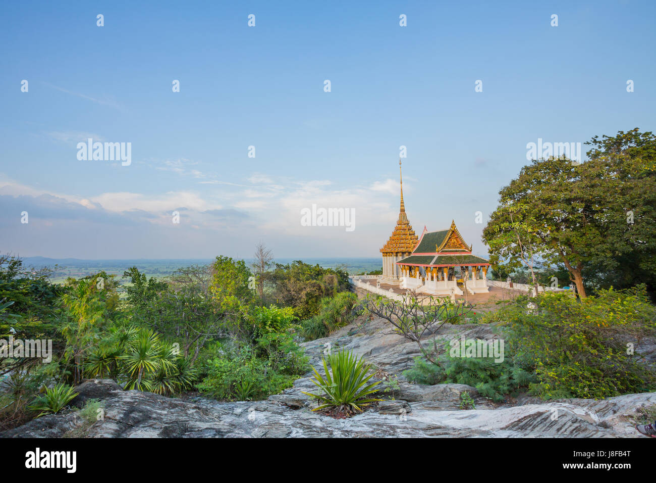 Wat Dee salak bella misura calmante. E circondato dalla natura, Suphan Buri, Thailandia. Foto Stock