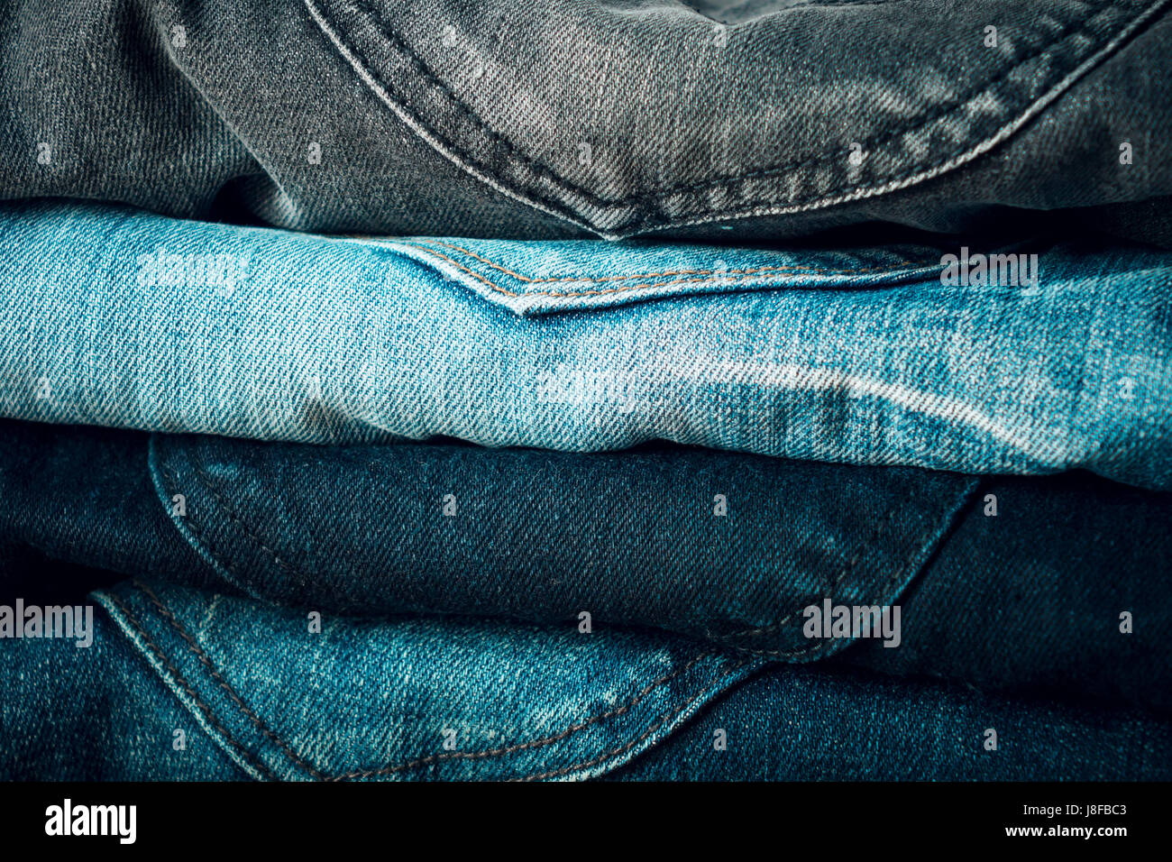 Jeans sfondo moda denim di diversi strati di colori Foto Stock