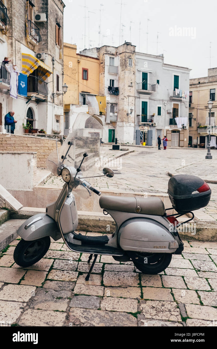 Un vintage Vespa parcheggiata in una piazza di Bari vecchia, Puglia, Italia Foto Stock