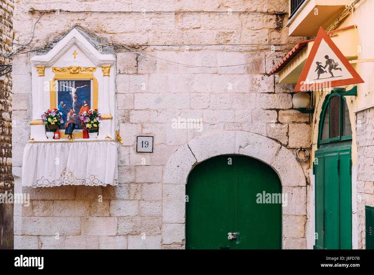 Un santuario in corrispondenza di un angolo di strada in Bari vecchia, Puglia, Italia Foto Stock