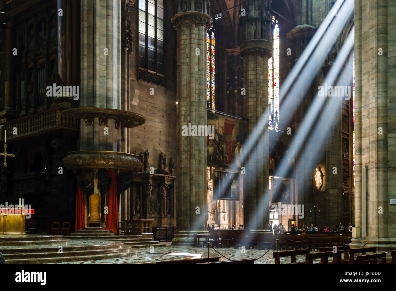 Il fascio luminoso all'interno del Duomo di Milano, Italia Foto stock -  Alamy