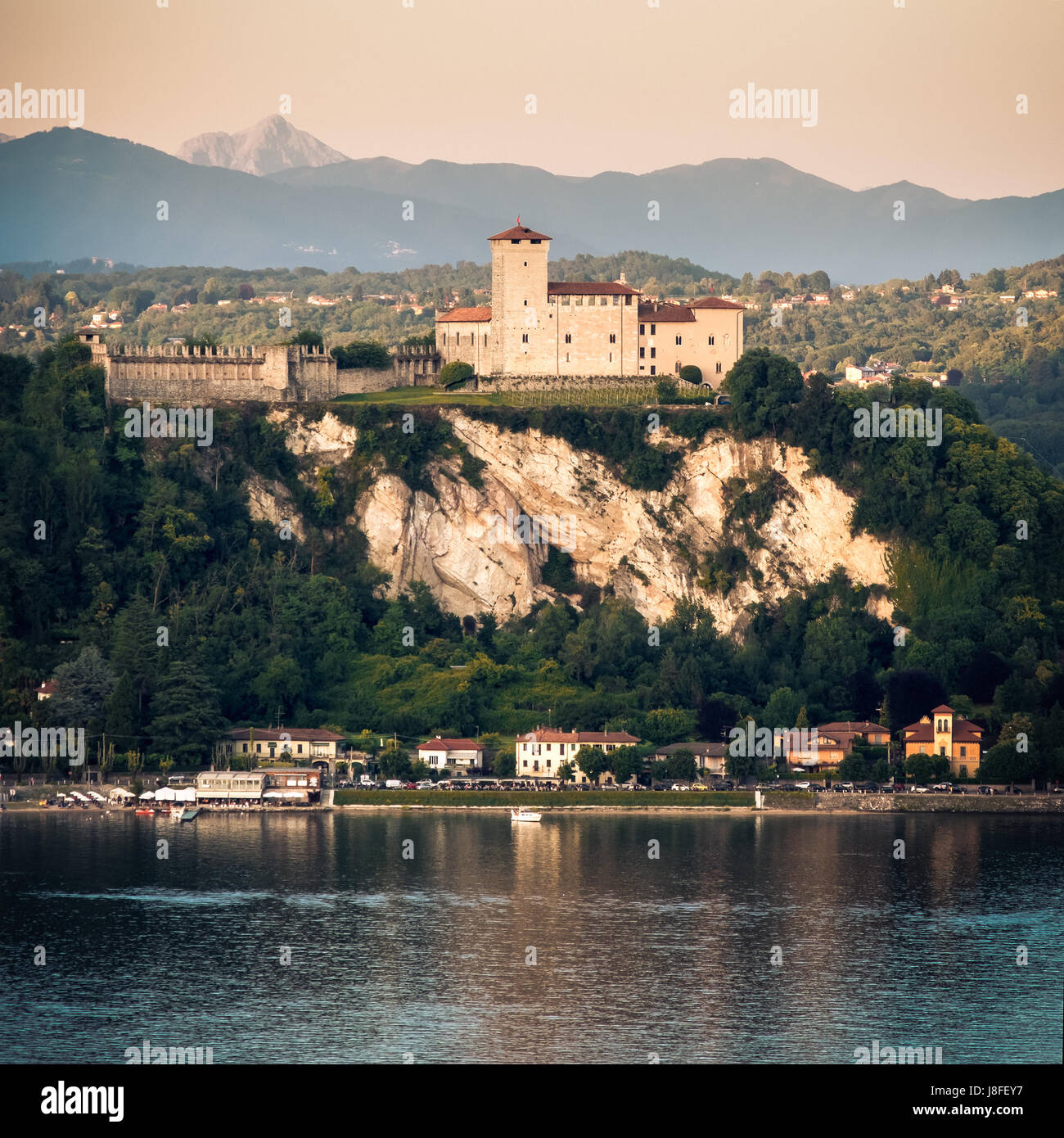 La Rocca di Angera castello formato quadrato Lago Maggiore tramonto regione lombardia italia Foto Stock