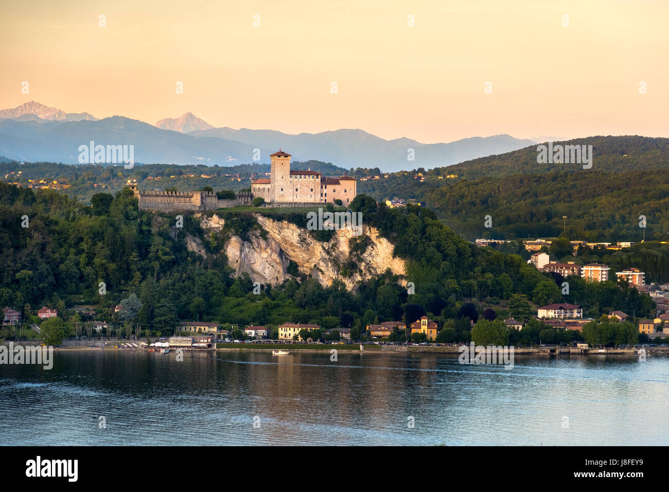 La Rocca di Angera Castello Lago Maggiore tramonto regione lombardia italia Foto Stock