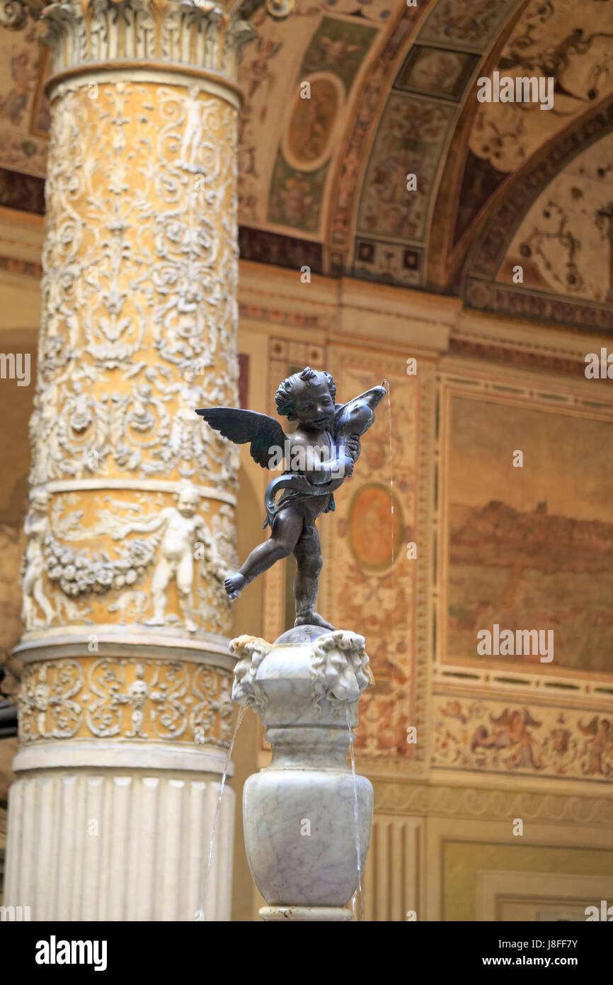 Putto con delfino o Little Angel con delfino dal Verrocchio nel primo cortile di Palazzo Vecchio, Firenze, Toscana, Italia, Europa. Foto Stock