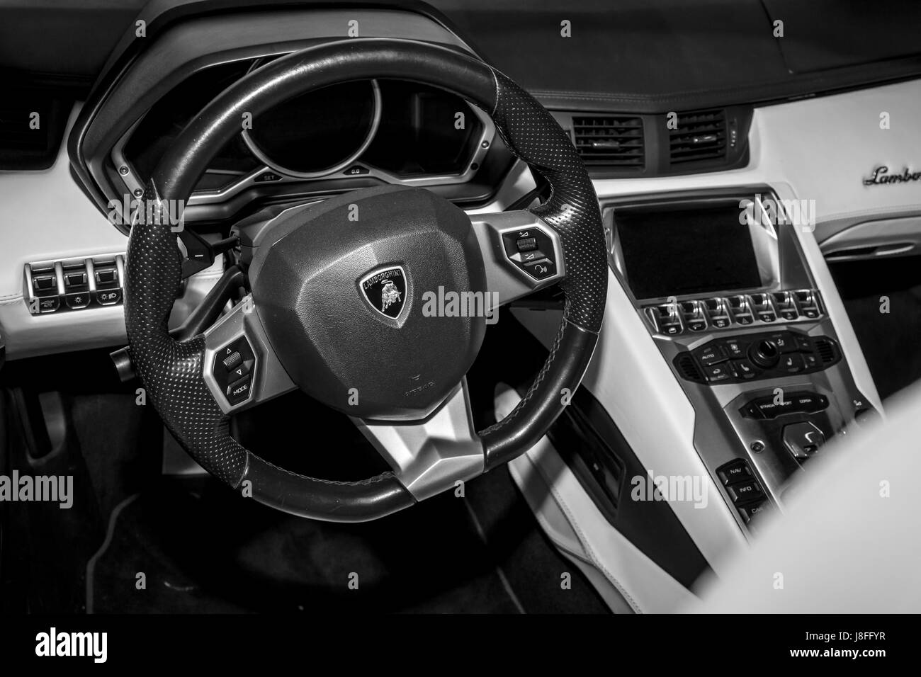 Stoccarda, Germania - MARZO 04, 2017: Interno della Lamborghini Aventador. In bianco e nero. In Europa il più grande classico auto exhibition 'retrò classici' Foto Stock