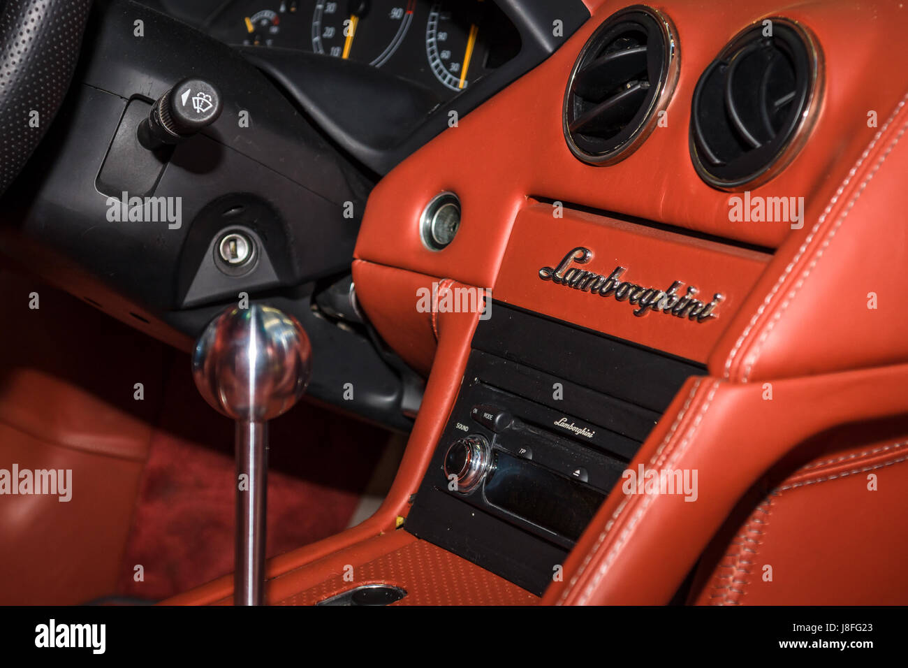 Stoccarda, Germania - MARZO 04, 2017: Interno della supercar Lamborghini Murcielago, 2004. In Europa il più grande classico auto exhibition 'retrò classici' Foto Stock