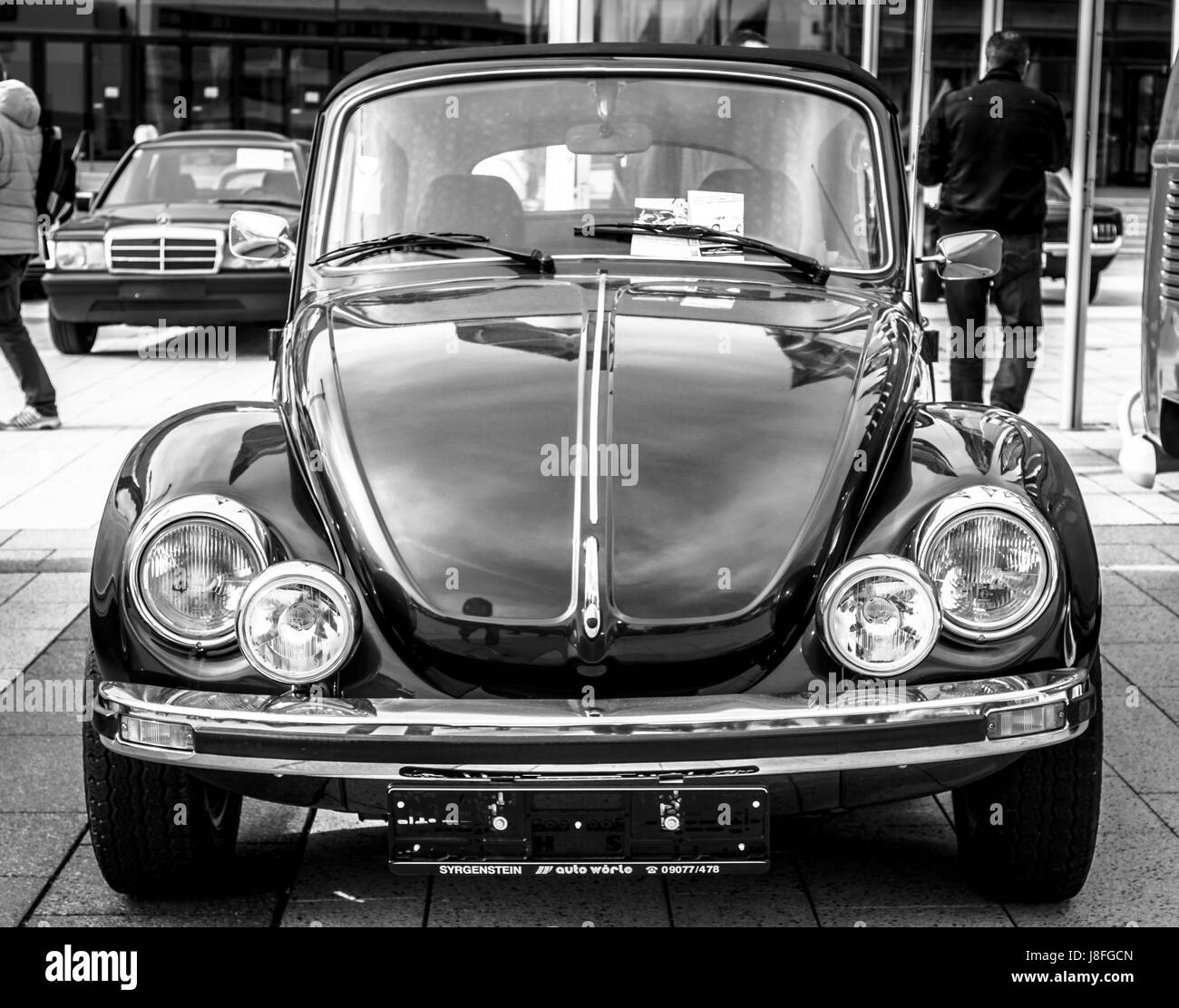 Stoccarda, Germania - MARZO 04, 2017: vettura compatta Volkswagen Maggiolino Cabrio, 1976. In bianco e nero. In Europa il più grande classico auto exhibition 'retrò CLAS Foto Stock