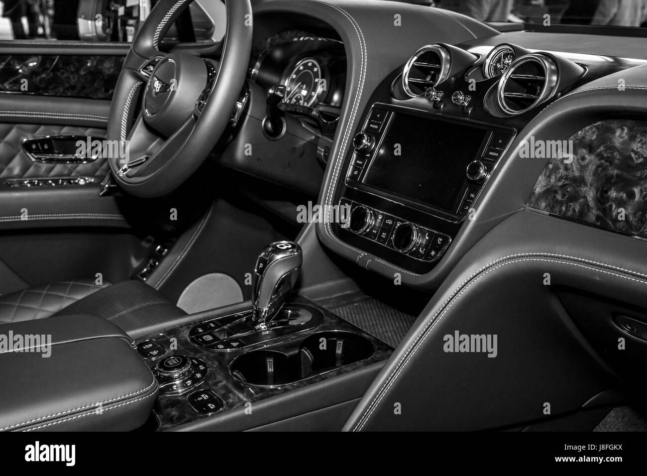 Interno del grande lusso crossover SUV Bentley Bentayga, 2016. In Europa il più grande classico auto exhibition 'retrò classici' Foto Stock