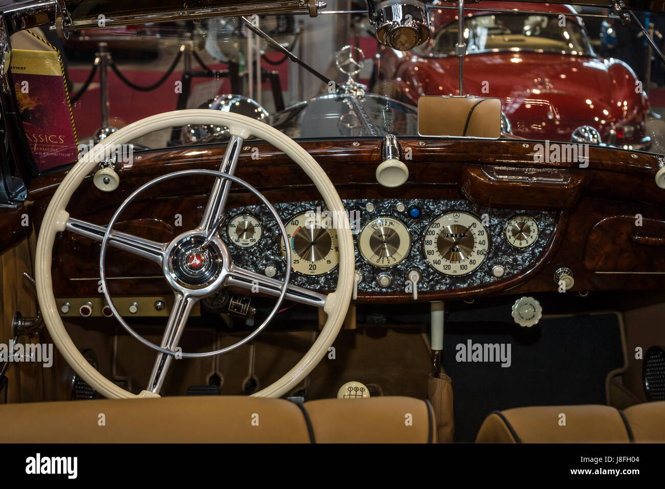 Stoccarda, Germania - MARZO 04, 2017: interni di Mercedes-Benz 540K (W24), 1939. In Europa il più grande classico auto exhibition 'retrò classici' Foto Stock