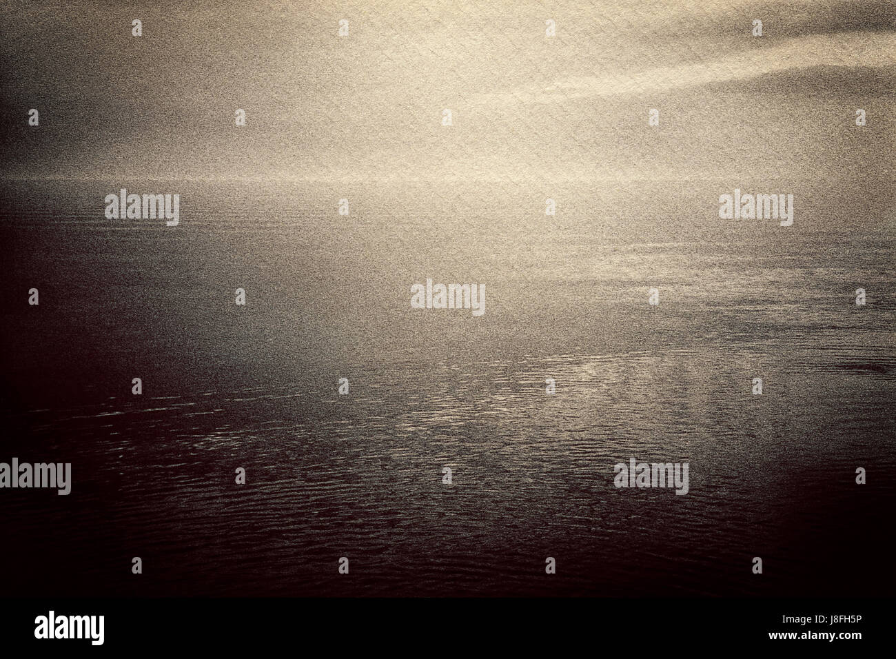 Grunge immagini sgranate di mare su vintage artigianale di Grana carta Foto Stock