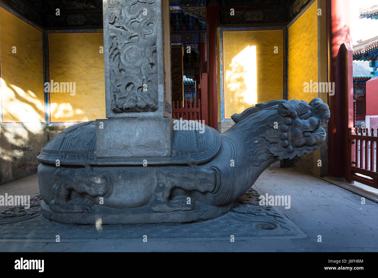 La scultura in pietra di Bixi, una figura dalla mitologia cinese fatta di tartaruga con un drago faccia e stele, un montante lastra con le iscrizioni commemorative, Foto Stock