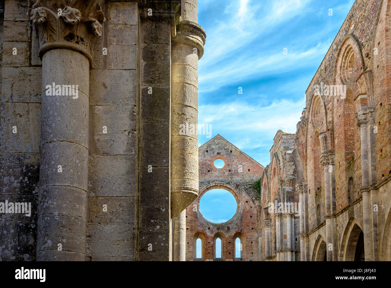 Antica abbazia di San Galgano in Toscana, Italia. Si trova a circa trenta chilometri dalla città medievale di Siena Foto Stock