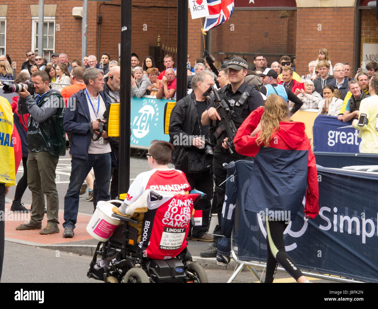 Guide a Grande Manchester Run 2017 con maggiore sicurezza di polizia dopo la bomba al Manchester Arena 6 giorni prima. Foto Stock Guide a Grande Manchester Run 2017 con maggiore sicurezza di polizia dopo la bomba al Manchester Arena 6 giorni prima. Foto Stock