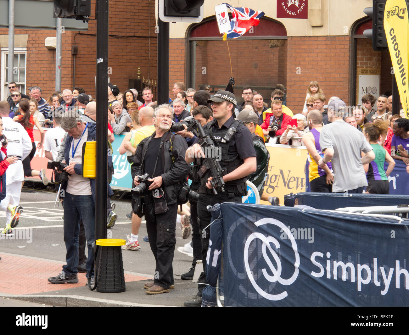 Guide a Grande Manchester Run 2017 con maggiore sicurezza di polizia dopo la bomba al Manchester Arena 6 giorni prima. Foto Stock Guide a Grande Manchester Run 2017 con maggiore sicurezza di polizia dopo la bomba al Manchester Arena 6 giorni prima. Foto Stock