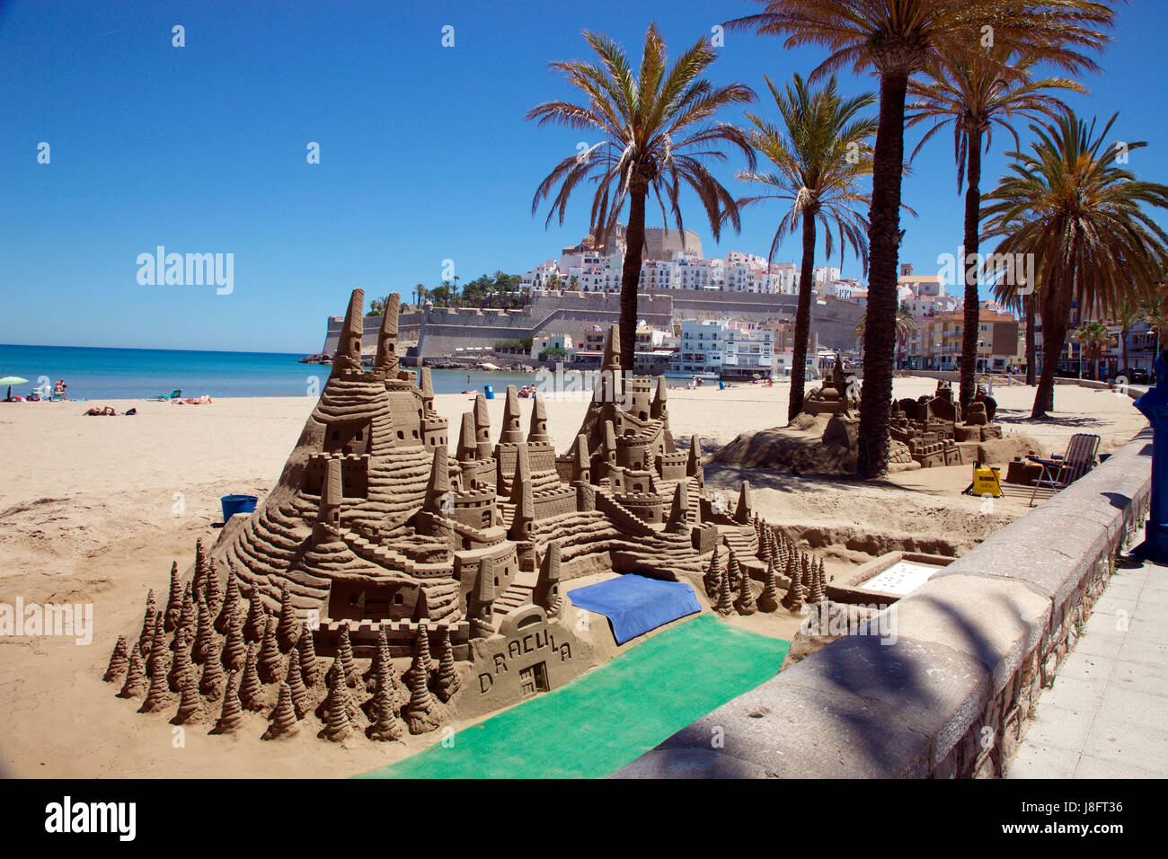 La scultura di sabbia del Castello di Dracula dall artista rumeno ione Aldescu sulla spiaggia a Peniscola in Castellon, Spagna Foto Stock