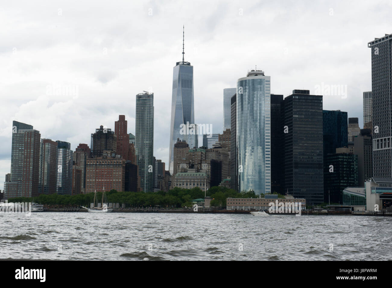 La parte inferiore di Manhattan come visto dal porto di New York con 1 World Trade Center. Maggio 27, 2017 Foto Stock