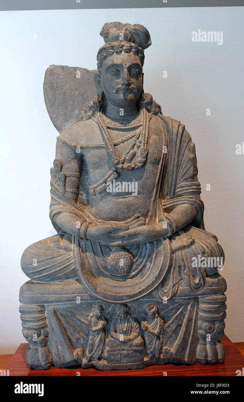 Questa è un'immagine di un Bodhisattva Maitreya seduto di Gandhara, risalente al III secolo d.C. Scolpita in scisto grigio, la scultura è ospitata nel Matsuoka Museum of Art di Tokyo, in Giappone. Maitreya rappresenta un futuro Buddha nel Buddhismo Mahayana. Foto Stock