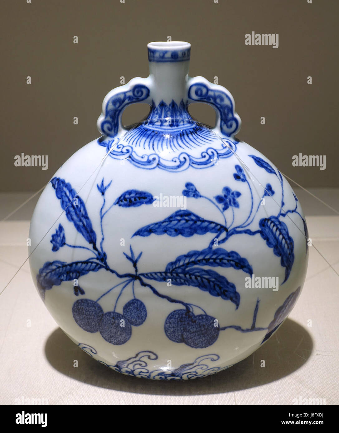 Luna pallone con litchi spray design, Cina, Jingdezhen forno, dinastia Ming, periodo Yongle, 1403 1424, blu e bianco Matsuoka Museum of Art Tokyo, Giappone DSC07229 Foto Stock