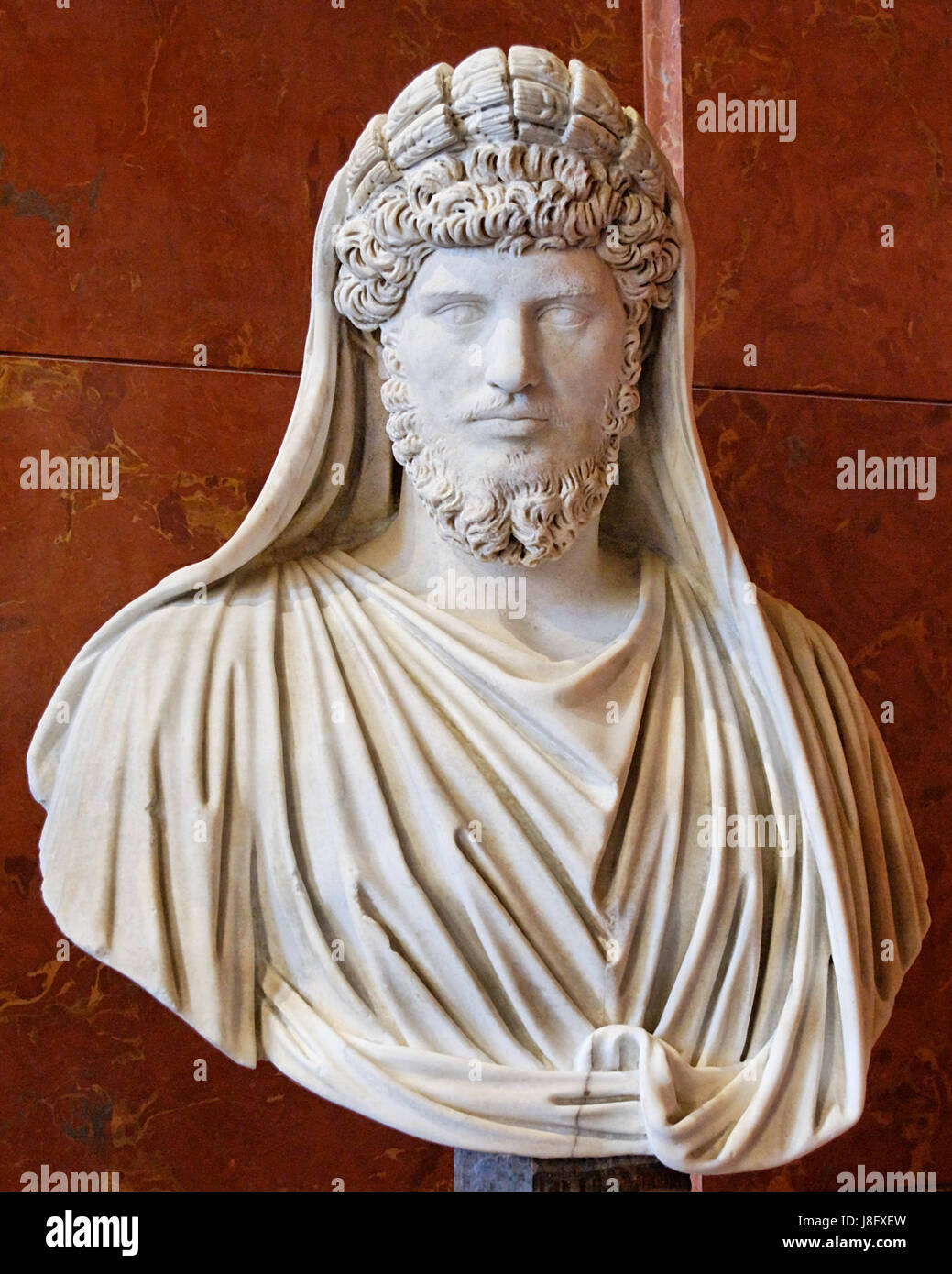 Questo antico busto romano rappresenta Lucio vero, l'imperatore romano, ed è esposto nel Museo del Louvre. Il busto è degno di nota per la sua cura artigianale dettagliata e il suo significato storico. Foto Stock