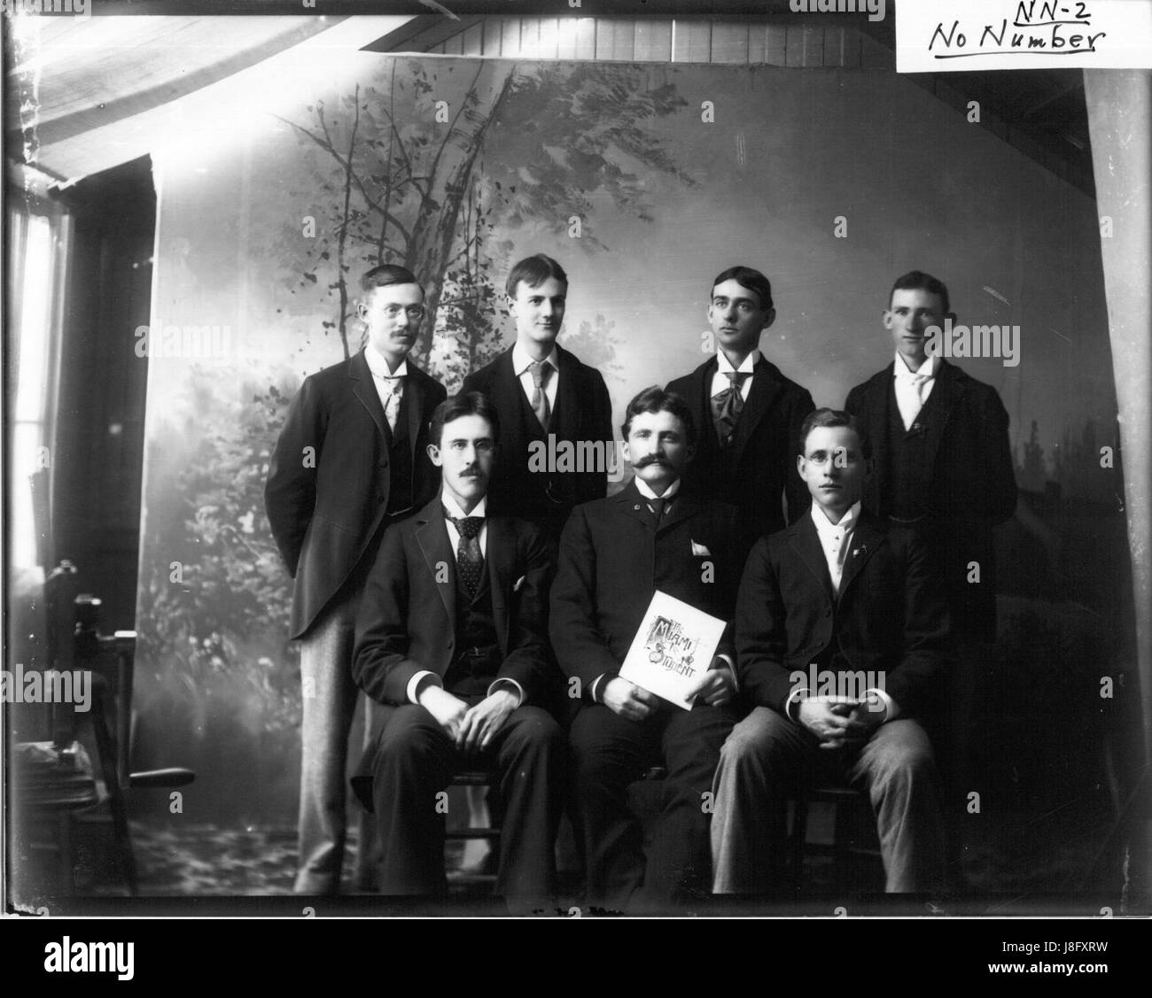 Lo staff del Miami Student Newspaper del 1894 espone il team dietro la pubblicazione, catturando un momento storico nella storia giornalistica dell'università. Foto Stock