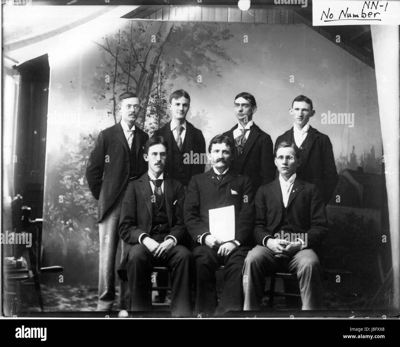 Lo staff del Miami Student Newspaper nel 1894 cattura una fotografia storica del team dietro uno dei più antichi giornali degli Stati Uniti gestiti da studenti. L'immagine offre uno sguardo sulla vita universitaria e sul giornalismo dell'epoca. Foto Stock