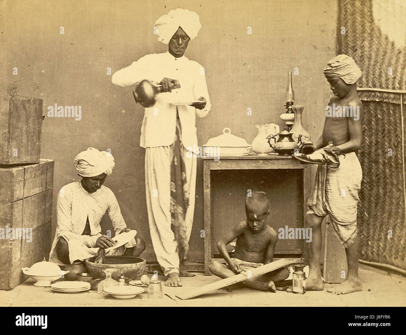 Questa fotografia storica del 1870 raffigura un gruppo di servitori domestici a Madras (ora Chennai), in India. Fornisce uno sguardo sulla struttura sociale ed economica dell'India coloniale, evidenziando il ruolo dei servitori in ambienti domestici durante il periodo coloniale britannico. Foto Stock
