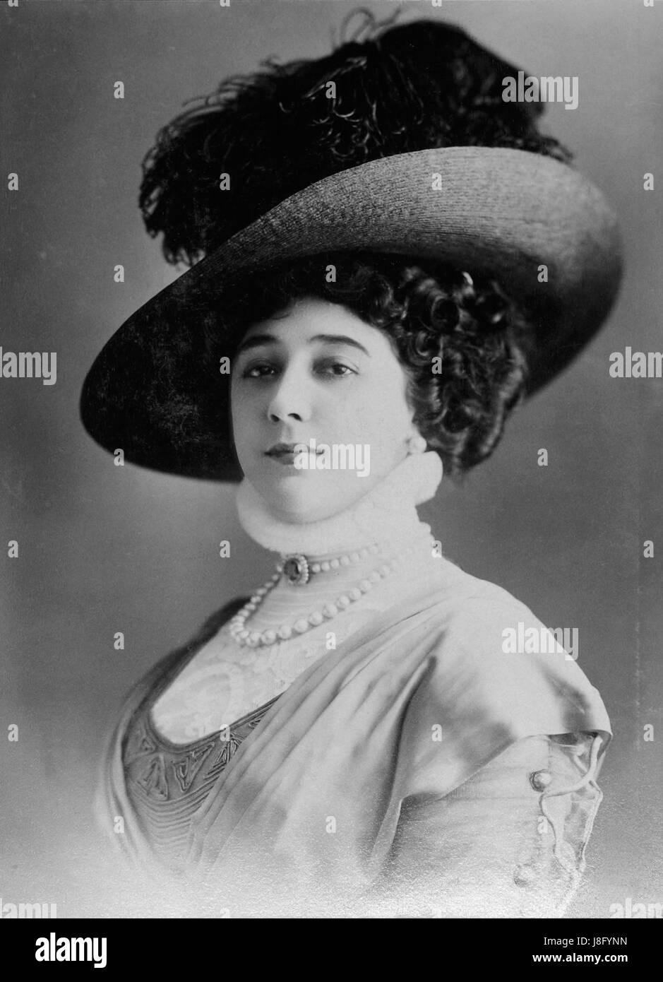 "La Belle Otero" è una fotografia di Jean Reutlinger che mostra il famoso ballerino e cortigiana francese. Otero era nota per le sue interpretazioni e il suo ruolo nella società francese durante la Belle Ã‐ poque. Il ritratto di Reutlingerâ cattura l'eleganza e il carisma che hanno caratterizzato l'immagine pubblica di Otero. Foto Stock